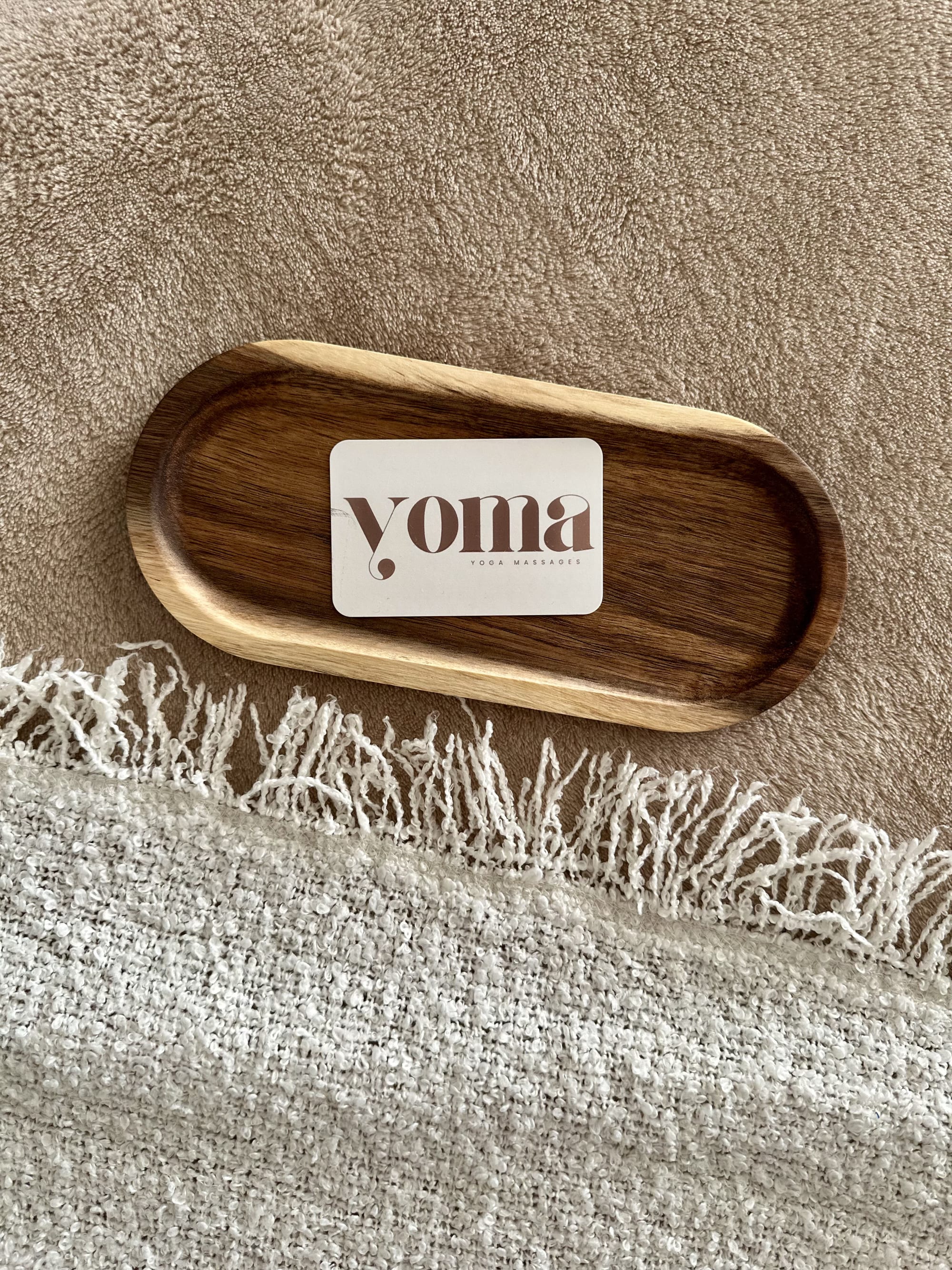 Le cabinet YOMA — table de massage baignée de lumière